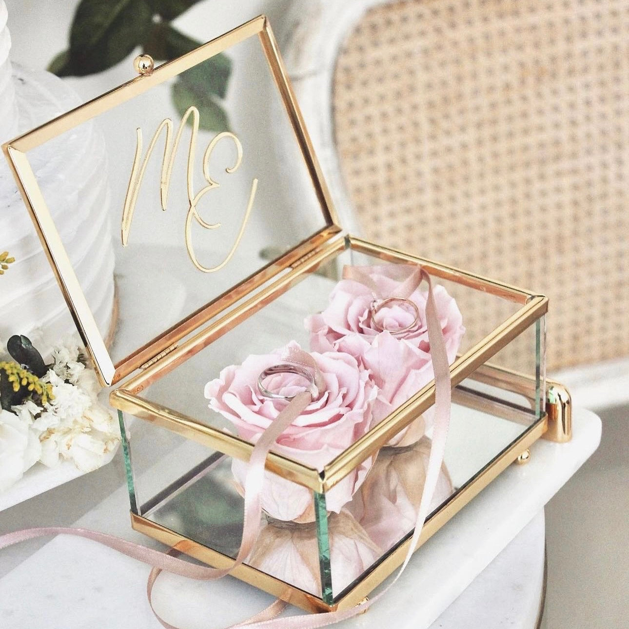 Boîte à alliances avec roses éternelles