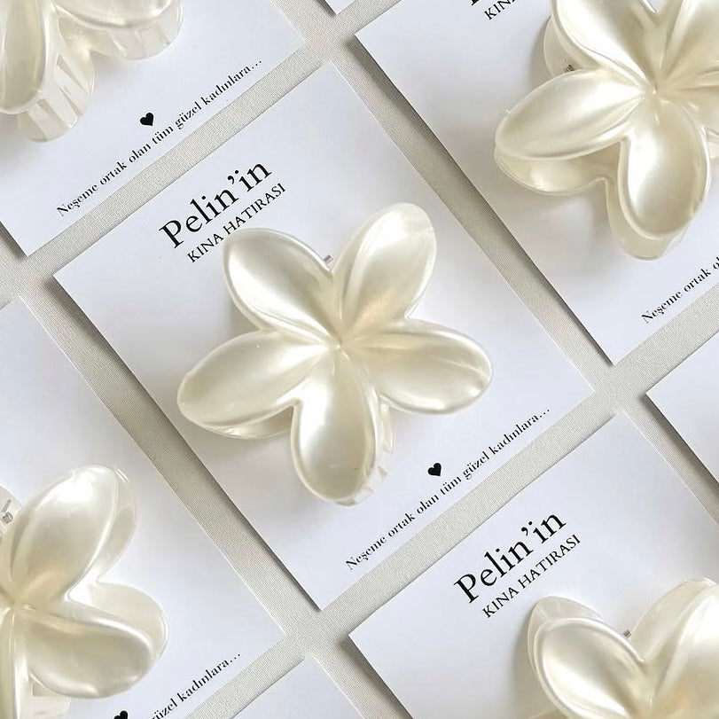 Carte cadeau invité avec pince fleur nacrée