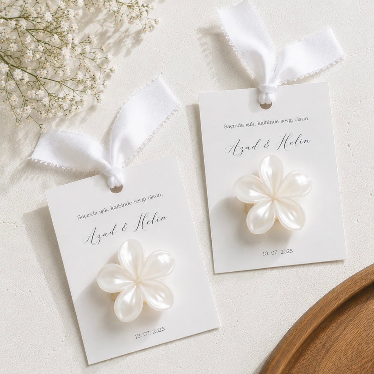 Carte cadeau invité avec pince fleur nacrée